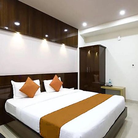 Royal Blue Meridian Inn Bangalore Exterior foto