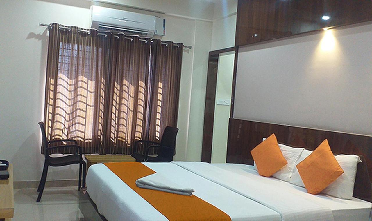Royal Blue Meridian Inn Bangalore Exterior foto